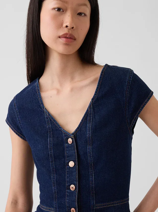 Top ajustado de denim con mangas casquillo y peplum