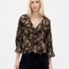 Top con cuello en V y volantes