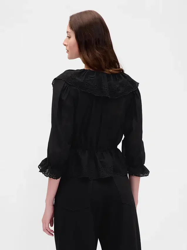 Top con cuello en V y volantes