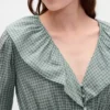 Top con cuello en V y volantes