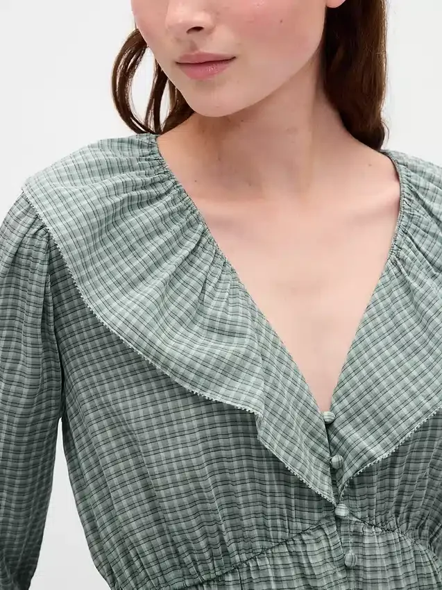 Top con cuello en V y volantes