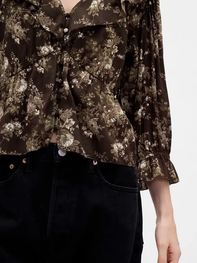 Top con cuello en V y volantes