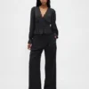 Top con peplum, cuello en V y ojales