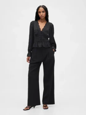 Top con peplum, cuello en V y ojales