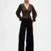 Top con peplum, cuello en V y ojales