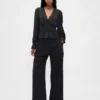 Top con peplum, cuello en V y ojales