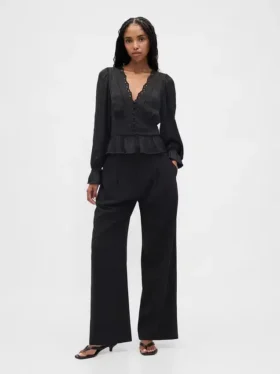 Top con peplum, cuello en V y ojales