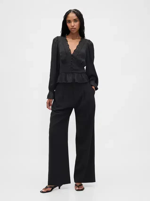 Top con peplum, cuello en V y ojales