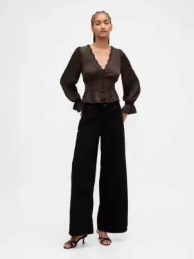 Top con peplum, cuello en V y ojales