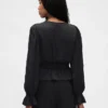 Top con peplum, cuello en V y ojales