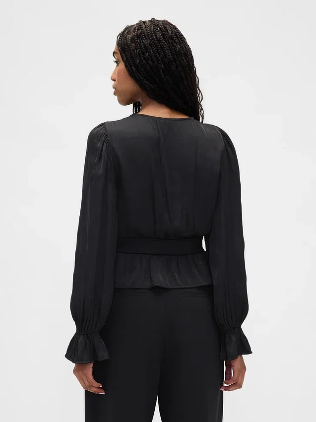 Top con peplum, cuello en V y ojales