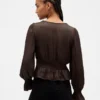 Top con peplum, cuello en V y ojales