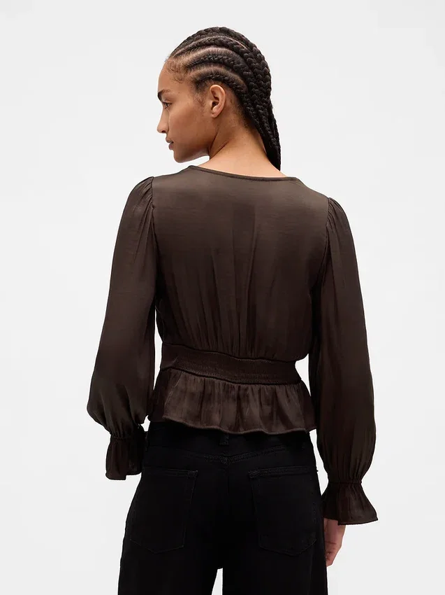 Top con peplum, cuello en V y ojales