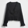 Top con peplum, cuello en V y ojales
