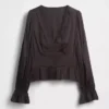 Top con peplum, cuello en V y ojales