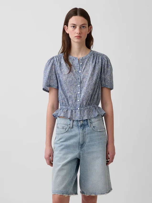 Top corto con peplum y cierre frontal de botones