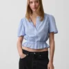 Top corto con peplum y cierre frontal de botones