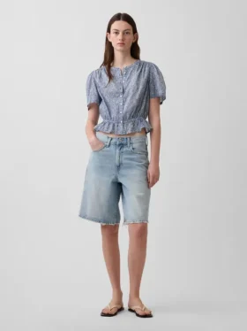 Top corto con peplum y cierre frontal de botones