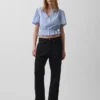 Top corto con peplum y cierre frontal de botones