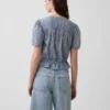 Top corto con peplum y cierre frontal de botones