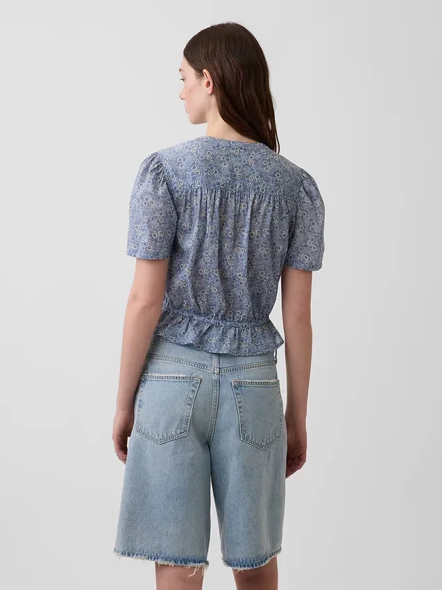 Top corto con peplum y cierre frontal de botones