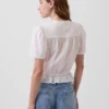 Top corto con peplum y cierre frontal de botones