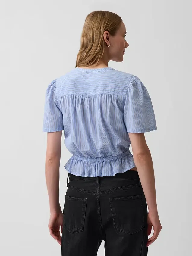 Top corto con peplum y cierre frontal de botones