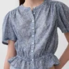 Top corto con peplum y cierre frontal de botones