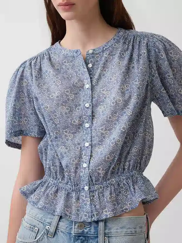 Top corto con peplum y cierre frontal de botones