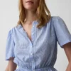 Top corto con peplum y cierre frontal de botones