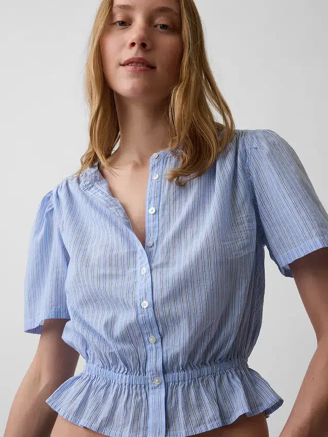 Top corto con peplum y cierre frontal de botones