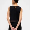 Top corto de encaje con cuello barco