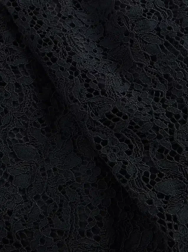 Top corto de encaje con cuello barco