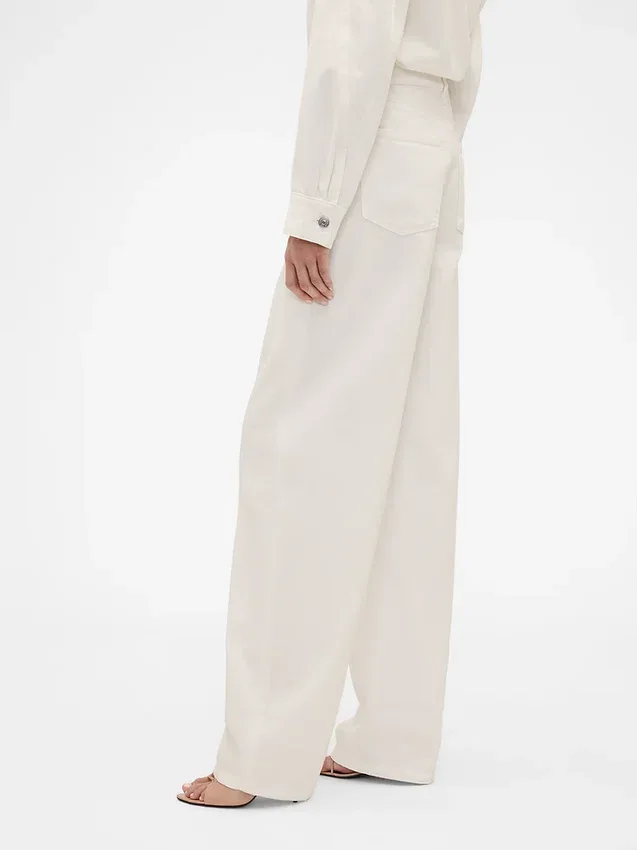 Vaqueros de talle alto con corte arqueado de GAP × Victoria Beckham