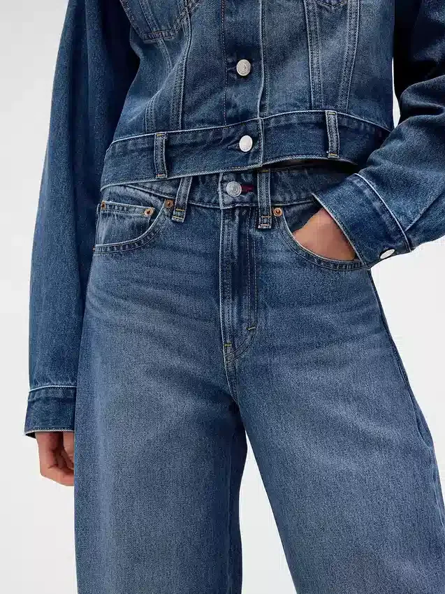 Vaqueros de talle alto con corte arqueado de GAP × Victoria Beckham