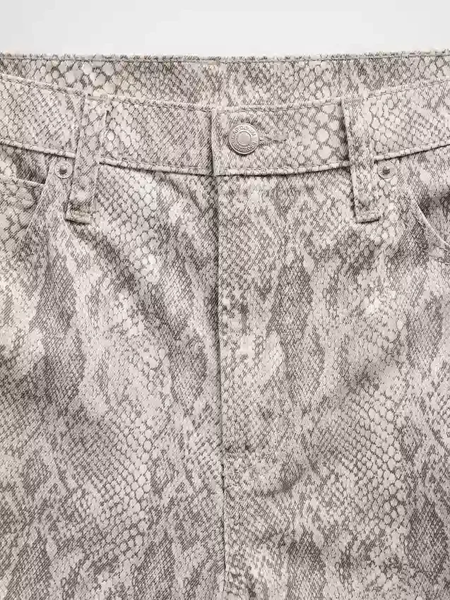 Vaqueros de talle alto con estampado de serpiente y corte recto