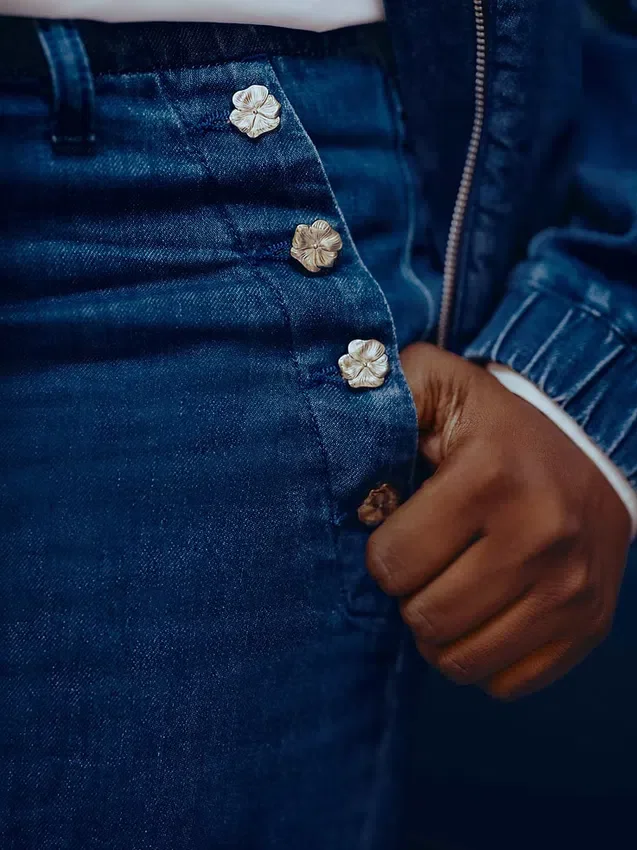 Vaqueros de talle alto con pinzas y pierna ancha GAP × Hfr de Atelier Ndigo