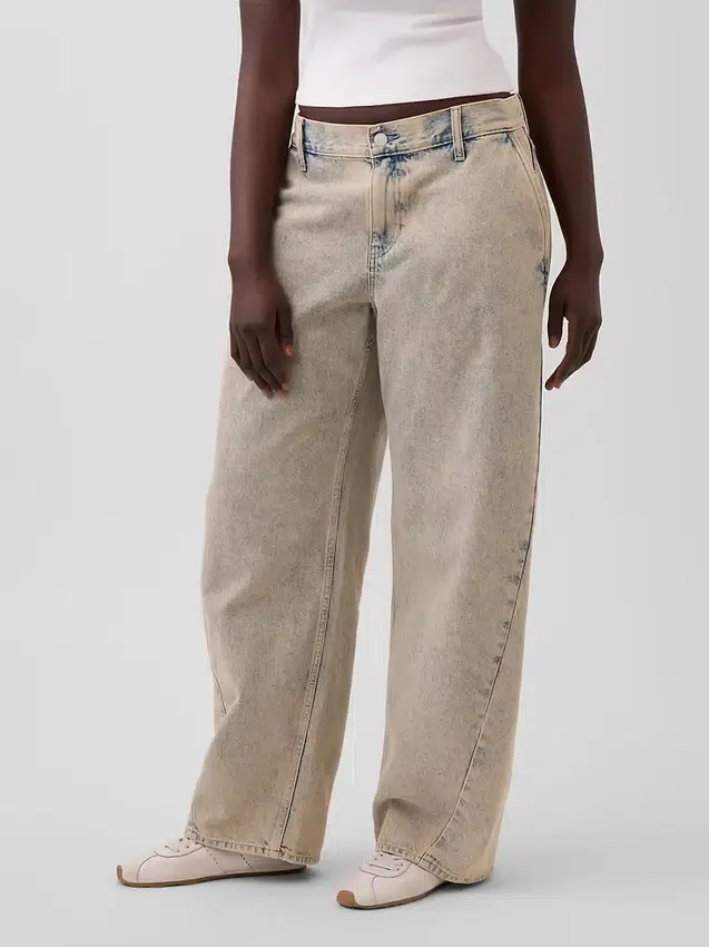 Vaqueros holgados de talle bajo «Barrel» de GAP × Hfr, de la colección de Nicole Benefield
