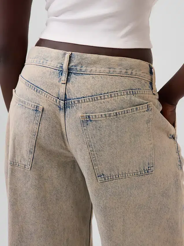 Vaqueros holgados de talle bajo «Barrel» de GAP × Hfr, de la colección de Nicole Benefield