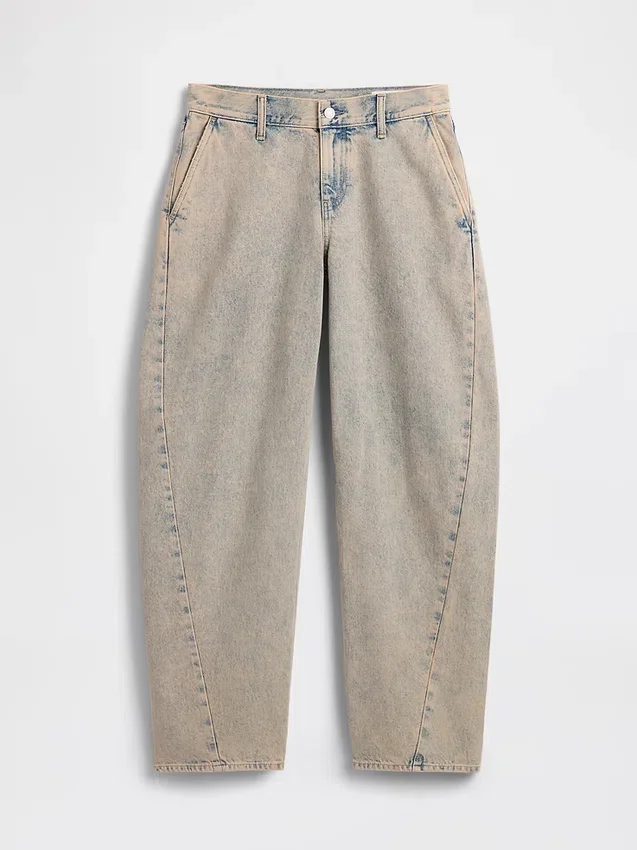 Vaqueros holgados de talle bajo «Barrel» de GAP × Hfr, de la colección de Nicole Benefield