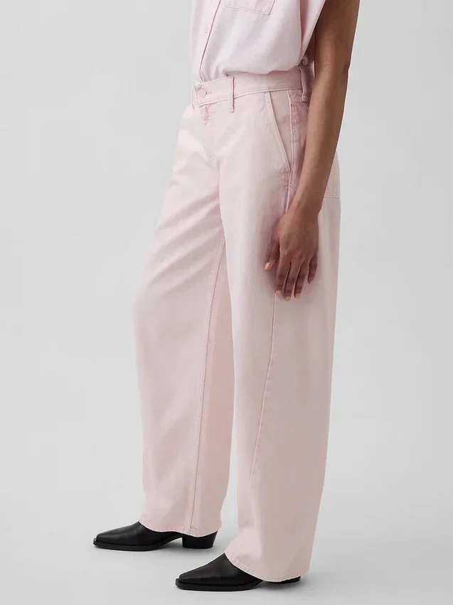 Vaqueros holgados de talle bajo «Barrel» en color rosa de GAP × Hfr, de la colección de Nicole Benefield