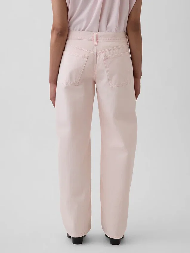 Vaqueros holgados de talle bajo «Barrel» en color rosa de GAP × Hfr, de la colección de Nicole Benefield