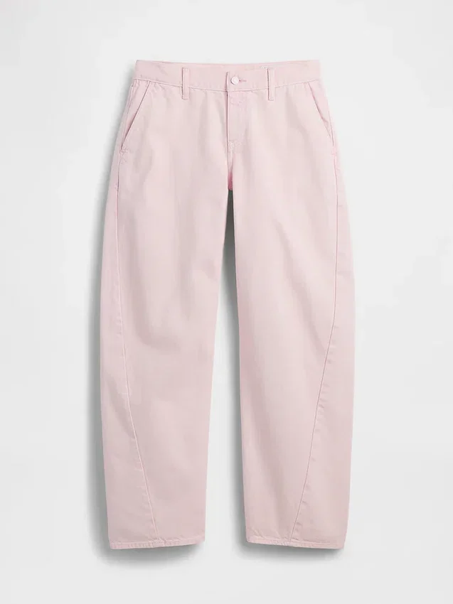 Vaqueros holgados de talle bajo «Barrel» en color rosa de GAP × Hfr, de la colección de Nicole Benefield