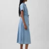 Vestido camisero midi de denim con cinturilla atada