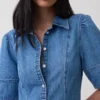 Vestido camisero midi de denim con mangas abullonadas
