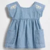 Vestido de denim con bolsillos bordados para bebé