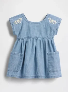 Vestido de denim con bolsillos bordados para bebé