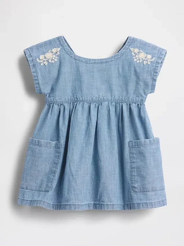 Vestido de denim con bolsillos bordados para bebé