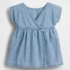 Vestido de denim con bolsillos bordados para bebé