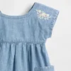 Vestido de denim con bolsillos bordados para bebé